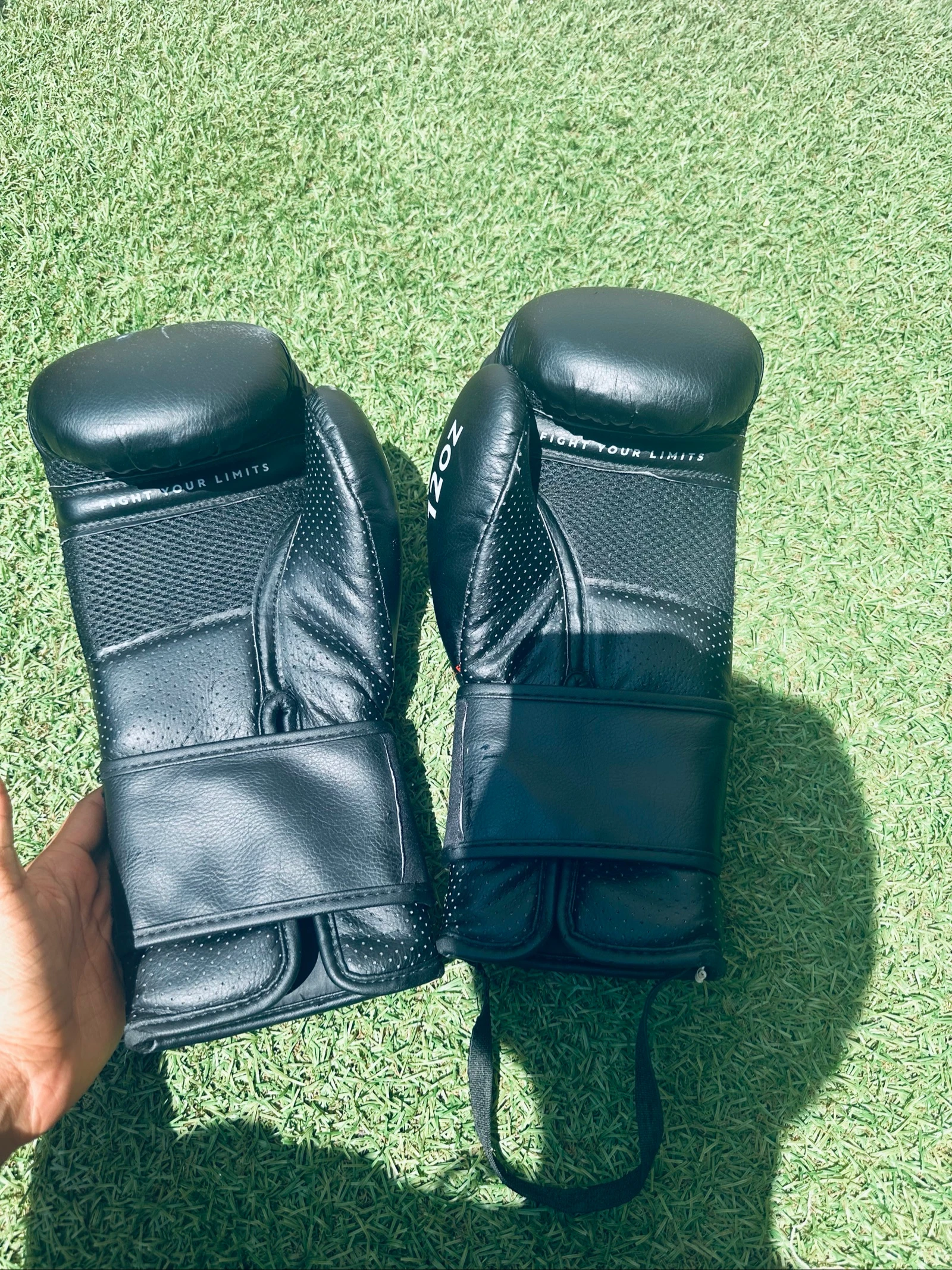 Gants de boxe Decathlon Outshock TRNG 12 oz - Noirs 🖤 – photo 2